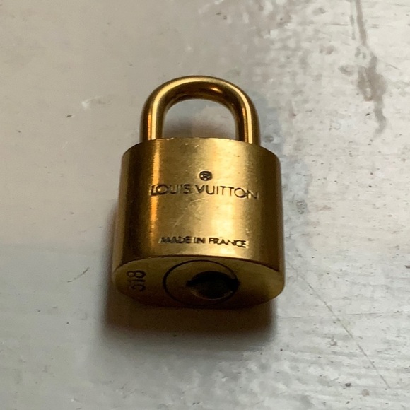 Louis Vuitton Brass '318' Padlock in Goldtone with Goldtone Key [m] - Picture 5 of 7